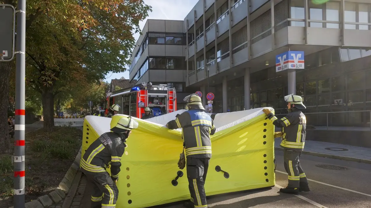 Feuerwehrübung: Gerlingen - Feuerwehrübung am Rathausplatz / Volksbank