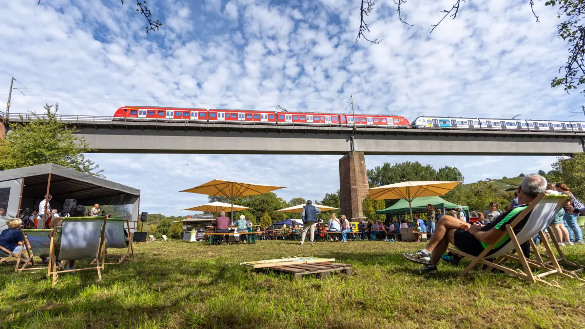 S Brückenfest zwischen Marbach und Benningen: Warmlaufen für die Gartenschau. BM Warthon und BM Trost bei Eröffnung, Foto: Andreas Essig