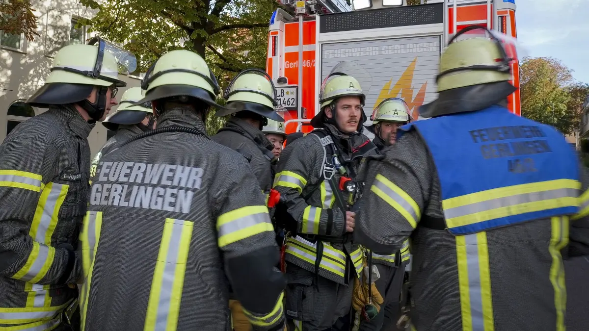Feuerwehrübung: Gerlingen - Feuerwehrübung am Rathausplatz / Volksbank