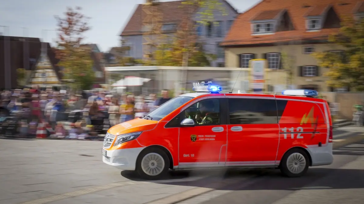 Feuerwehrübung: Gerlingen - Feuerwehrübung am Rathausplatz / Volksbank
