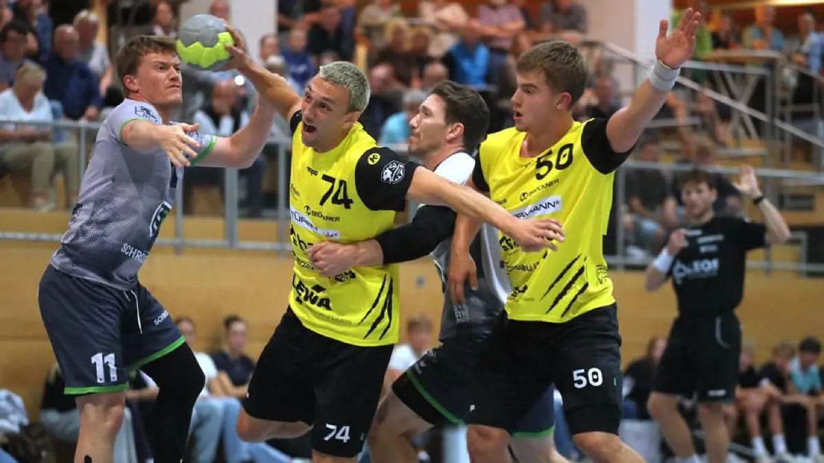 Handball, Oberliga, SV Leonberg/Eltingen, Niklas Bolkart (li.), Julius Träger