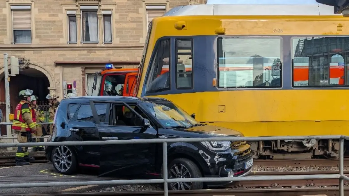Stuttgart – Am heutigen Vormittag kam es in der Neckarstrasse zu einem Verkehrsunfall zwischen einem Pkw und einer Stadtbahn.<br />
Nach ersten Erkenntnissen wollte der Fahrer des Pkw,s von der Neckarstrasse nach links in die Werderstrasse abbiegen. Dabei soll er eine rote Ampel uebersehen haben. Gleichzeitig fuhr eine Stadtbahn in Richtung Metzstrasse durch den Kreuzungsbereich.<br />
In der Folge kam es zur Kollision zwischen dem Pkw und der Stadtbahn. Nach ersten Erkenntnissen wurde bei dem Unfall niemand verletzt.<br />
Die Einsatzkraefte waren vor Ort und kuemmerten sich um die Unfallaufnahme sowie die Absicherung der Einsatzstelle. Zur genauen Unfallursache und zur Hoehe des entstandenen Sachschadens liegen derzeit noch keine abschliessenden Informationen vor.