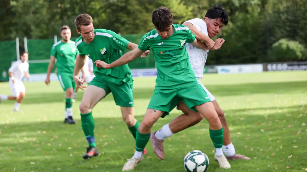 Rosario Elia Frasca (TV Altdorf, #17) im Duell um den Ball mit Ahmet-Kaan Yalcin (SpVgg Weil im Schoenbuch, #20)
GER, SpVgg Weil im Schoenbuch vs. TV Altdorf, Fussball, Kreisliga A3 - Herren, 4. Spieltag, Spielzeit 2026/2027, 20.09.2026
Foto: Eibner-Pressefoto/Soeren Herweg