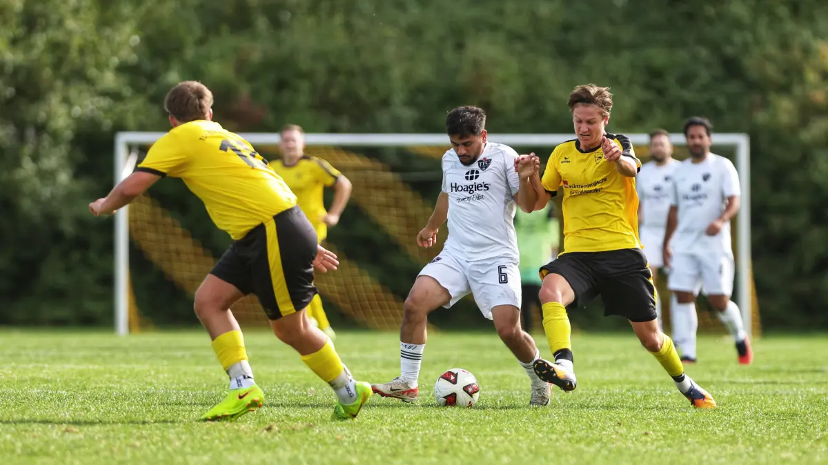 Baltmannsweilers Raphael Müller versucht, dem TFC-Spieler Omar Srour den Ball im Mittelfeld abzunehmen.