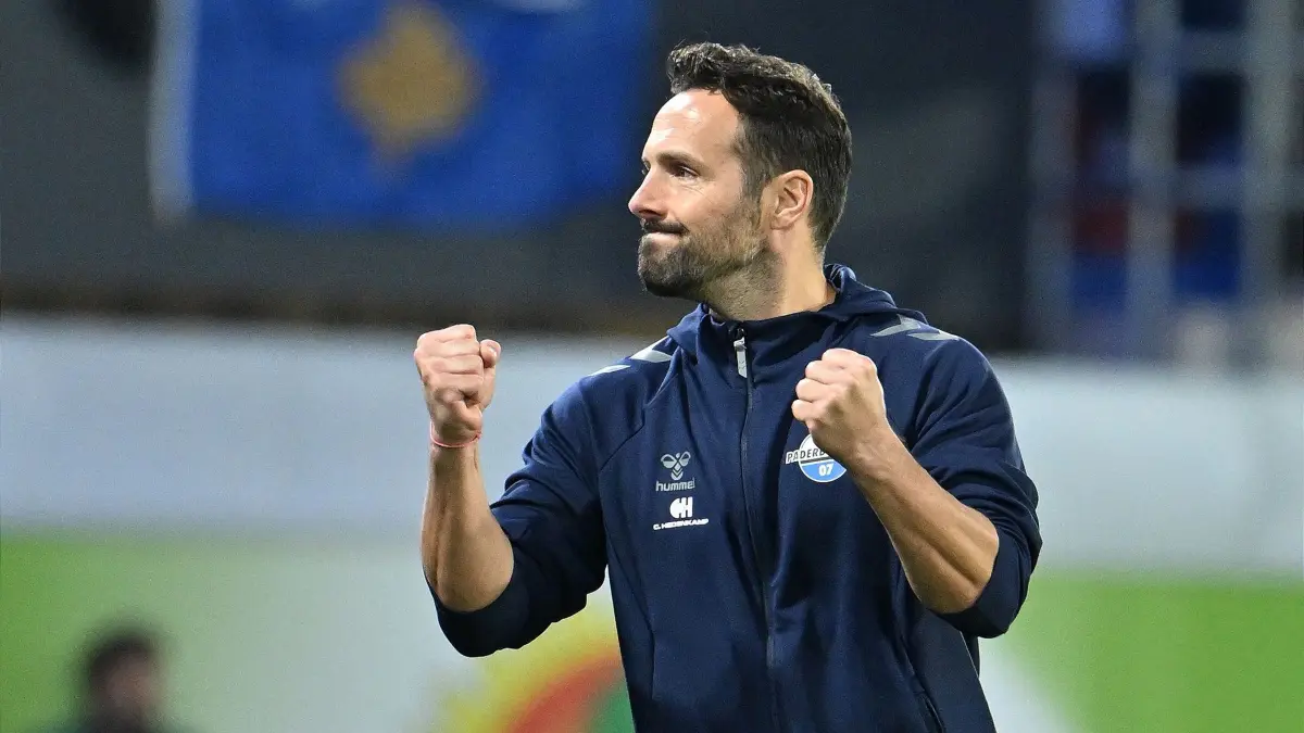 SC Paderborn 07 - TSG 1899 Hoffenheim: 20.09.2026, Nordrhein-Westfalen, Paderborn: Fußball, Männer: Bundesliga, SC Paderborn 07 - TSG 1899 Hoffenheim, 4. Spieltag, Home Deluxe Arena. Trainer Ralf Kettemann (SC Paderborn 07) jubelt nach dem Schlusspfiff. Foto: Swen Pförtner/dpa - WICHTIGER HINWEIS: Gemäß den Vorgaben der Bundesliga bzw. des DFB Deutscher Fußball-Bund ist es untersagt, in dem Stadion und/oder vom Spiel angefertigte Fotoaufnahmen in Form von Sequenzbildern und/oder videoähnlichen Fotostrecken zu verwerten bzw. verwerten zu lassen. +++ dpa-Bildfunk +++