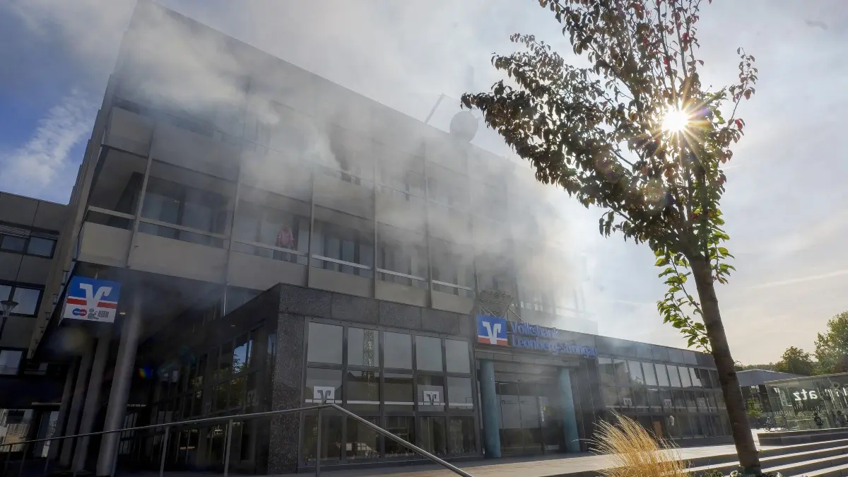 Feuerwehrübung: Gerlingen - Feuerwehrübung am Rathausplatz / Volksbank