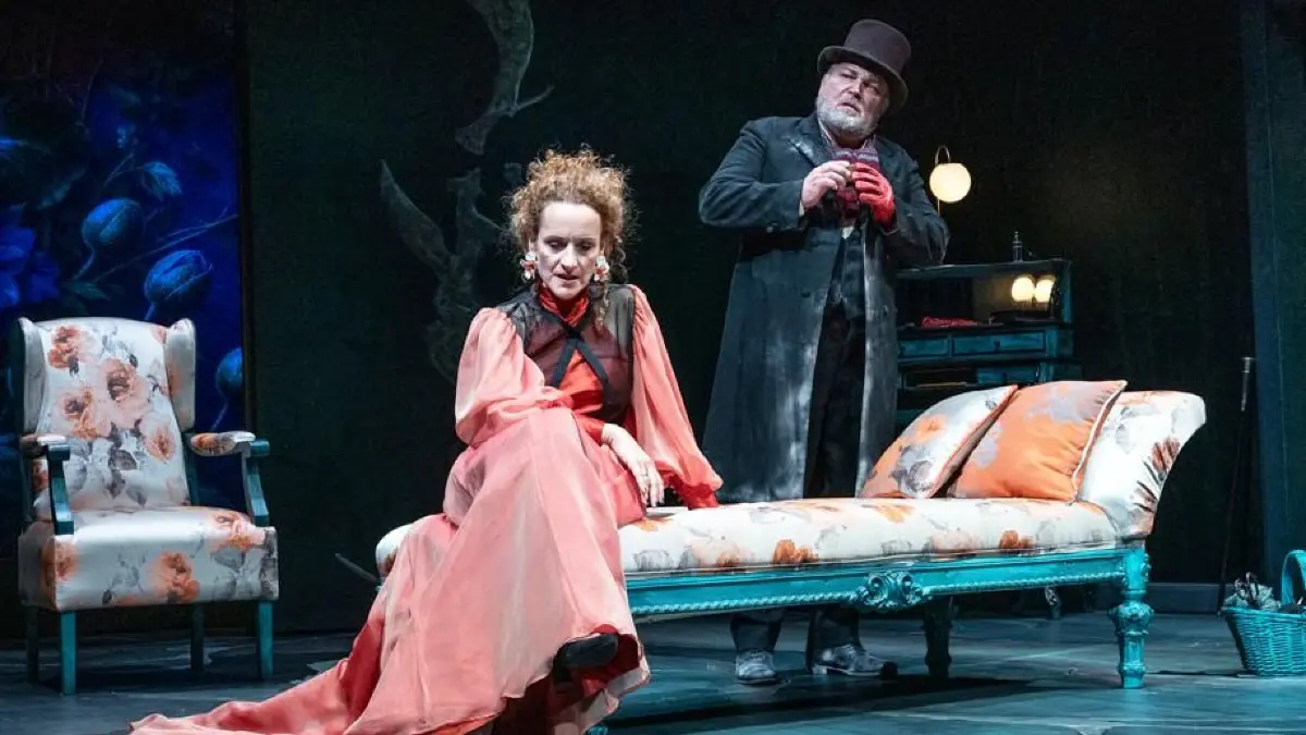 Lisa Wildmann, Andreas Klaue (v. li.) in "Gaslicht" im Alten Schauspielhaus in Stuttgart