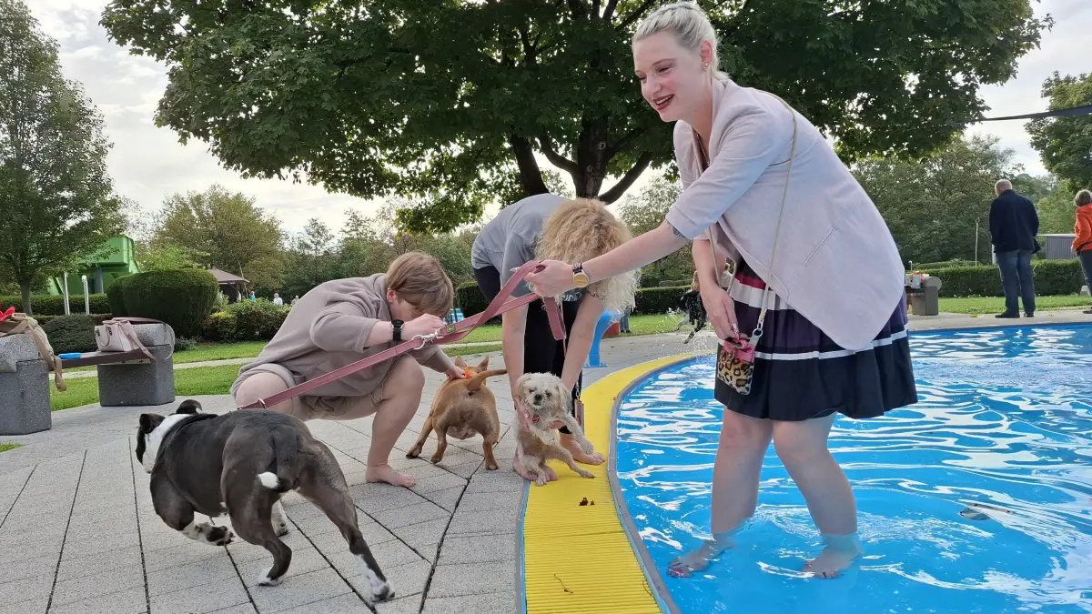Hundebaden 2026 in Wernau: Bürgermeisterin Christian Krieger geht ins Wasser, ihre Hündin Betty will lieber trockene Pfoten behalten.