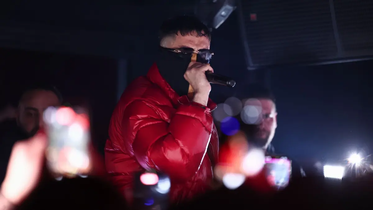 Haftbefehl: ARCHIV - 16.11.2025, Hessen, Gießen: Der Rapper Haftbefehl tritt im La Louve in Gießen auf. (zu dpa: «Erstes Konzert von Haftbefehl nach Auftrittspause») Foto: Hannes P. Albert/dpa +++ dpa-Bildfunk +++