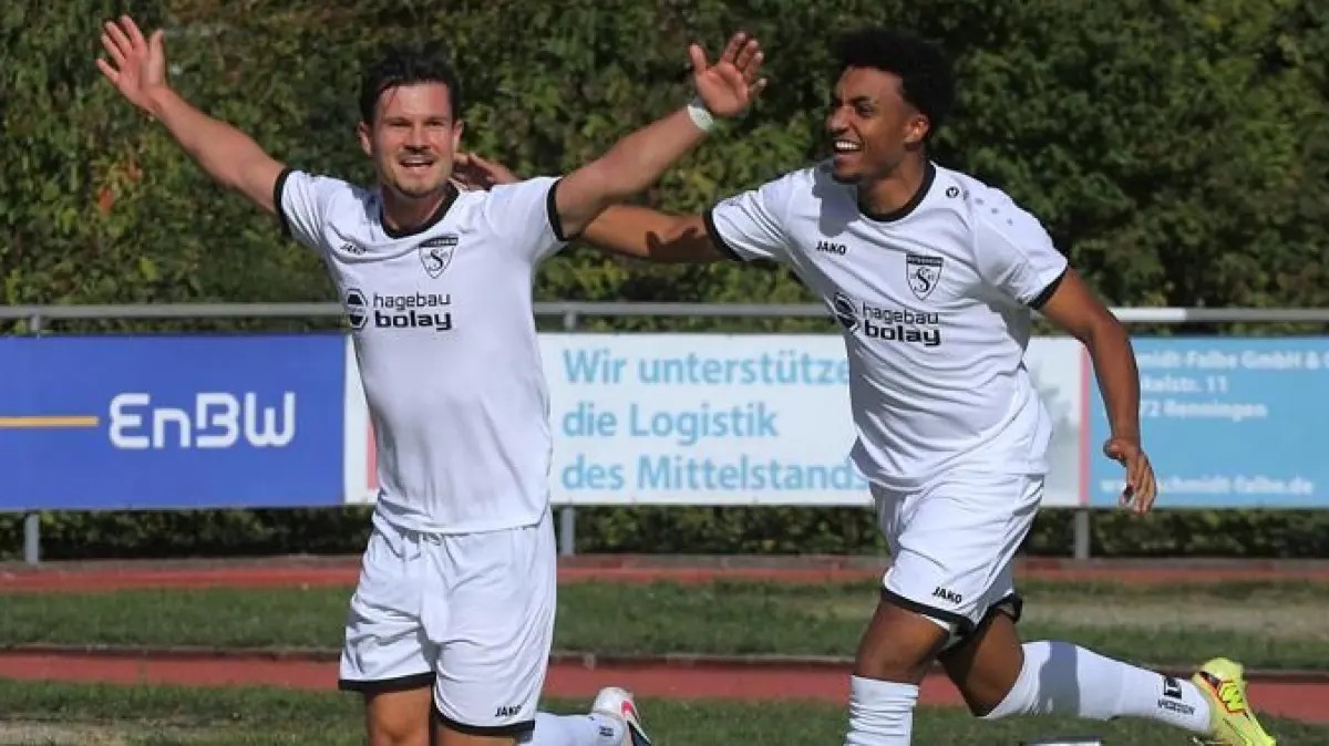 Fußball, Verbandsliga, SKV Rutesheim, Torschütze Robin Slawig (li.) und Jayjay Kiloko jubeln über das 5:4 gegen den VfB Friedrichshafen