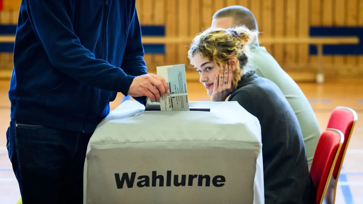 Abgeordnetenhaus-Wahl Berlin - Stimmabgabe Evers: 20.09.2026, Berlin: Stefan Evers (CDU), Berliner Senator für Finanzen und Kultur, sowie CDU-Spitzenkandidat und kommissarischer Landesvorsitzender, gibt im Wahllokal in der Emanuel-Lasker-Schule in Berlin-Friedrichshain seinen Stimmzettel ab. Am Sonntag (20.09.2026) findet in Berlin die Wahl zum Abgeordnetenhaus statt. Foto: Bernd von Jutrczenka/dpa +++ dpa-Bildfunk +++