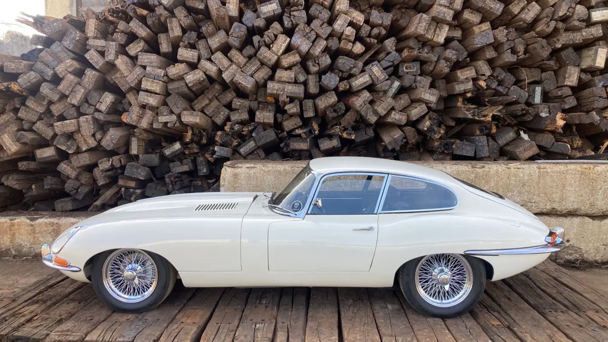 Kaatsch und Heizr Club in Plochingen: Auf dem Gelände der Recyclingfirma Kaatsch in Plochingen hat ein exklusives Event hunderte Oldtimer vor Schrottbergen präsentiert und tausende Besucher angezogen.
