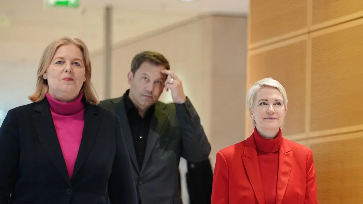 Nach den Landtagswahlen - SPD: Bärbel Bas (l, SPD), Bundesministerin für Arbeit und Soziales und SPD-Parteivorsitzende, Manuela Schwesig (r, SPD), Ministerpräsidentin von Mecklenburg-Vorpommern und Lars Klingbeil (SPD), Bundesminister der Finanzen, Vizekanzler und SPD-Bundesvorsitzender, kommen nach der Landtagswahl in Mecklenburg-Vorpommern und der Abgeordnetenhauswahl in Berlin zu einer Pressekonferenz. (zu dpa: «SPD an Union: So kann es nicht weitergehen»)