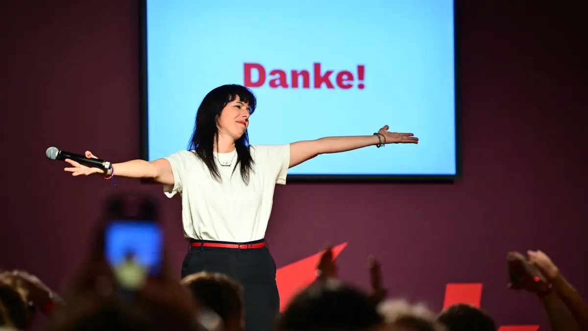 Abgeordnetenhaus-Wahl Berlin - Wahlparty Die Linke: Elif Eralp (Die Linke), Spitzenkandidatin und stellvertretende Vorsitzende der Linksfraktion, spricht auf einer Wahlparty der Berliner Linken im Festsaal Kreuzberg zu Anhängern und Parteimitgliedern. Am Sonntag (20.09.2026) fand in Berlin die Wahl zum Abgeordnetenhaus statt. (zu dpa: «CDU im Nordosten raus aus Landtag – Linke gewinnt in Berlin»)