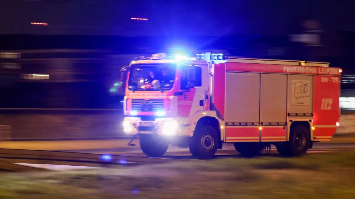 U-Haft nach Brandstiftung: ARCHIV - 18.12.2023, Sachsen, Leipzig: Ein Löschfahrzeug der Feuerwehr fährt mit Blaulicht und Martinshorn. (zu dpa: «Mülltonnen brennen in Glauchau – 40-Jähriger in U-Haft») Foto: Jan Woitas/dpa +++ dpa-Bildfunk +++