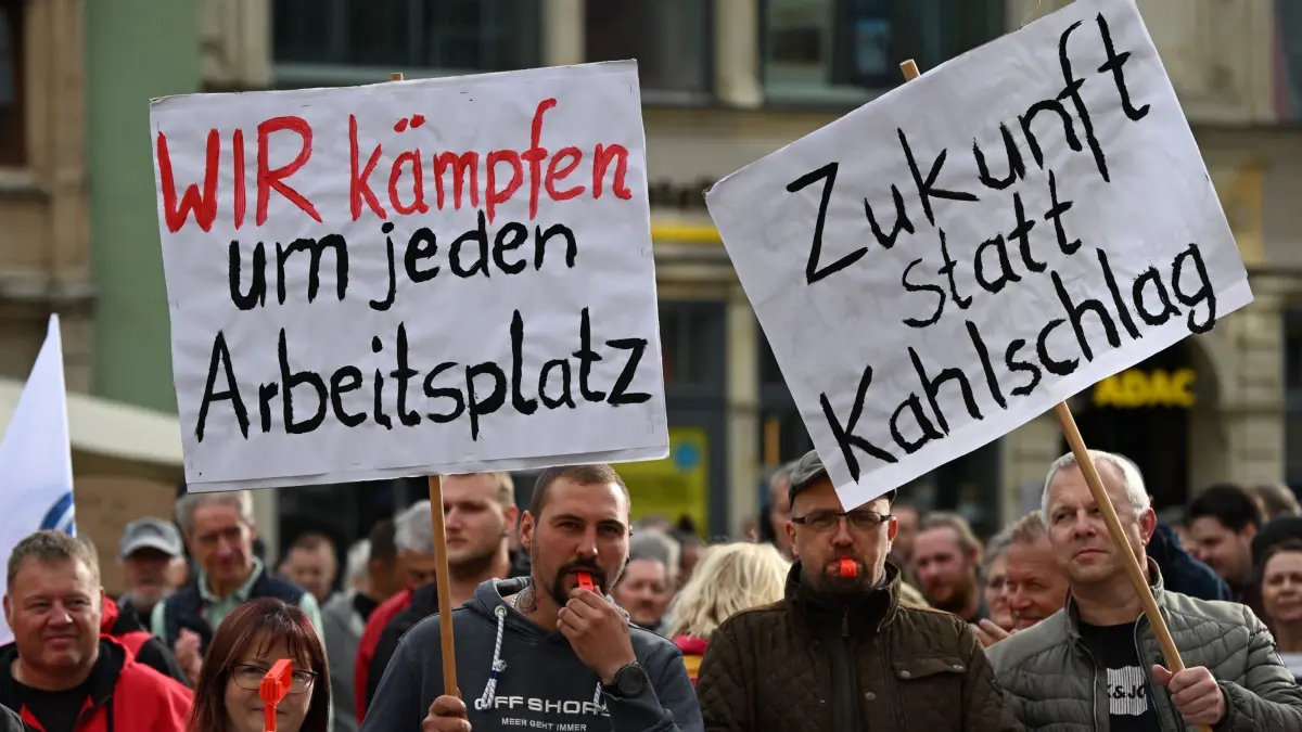 Bundesweiter Automobil-Aktionstag der IG Metall: 21.09.2026, Sachsen, Zwickau: Teilnehmer einer Großkundgebung protestieren auf dem Hauptmarkt in Zwickau. Die Gewerkschaft IG Metall hat am Montag bundesweit zu Aktionen aufgerufen. Dazu zählen interne Betriebsversammlungen in Unternehmen, aktive Mittagspausen, Sternmärsche und öffentliche Kundgebungen. Hintergrund der Kundgebung in Zwickau ist die unklare Zukunft des Automobilwerks von Volkswagen mit rund 8.000 Beschäftigten. Nicht nur viele Mitarbeiter, sondern auch zahlreiche Beschäftigte von Zuliefer-Firmen in der Region bangen um ihre Jobs. Foto: Hendrik Schmidt/dpa +++ dpa-Bildfunk +++