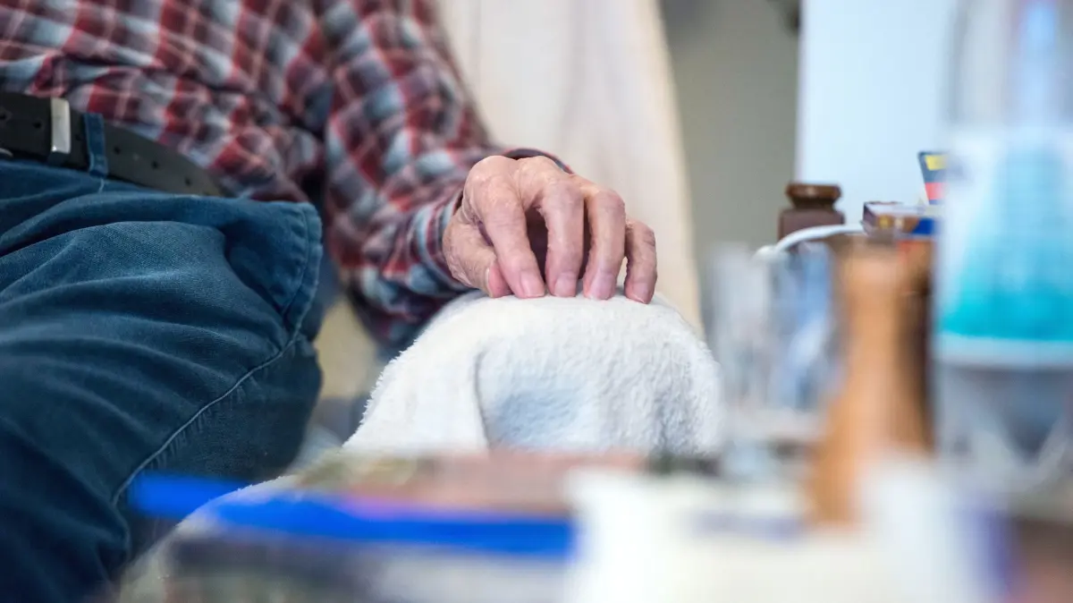 Wenn pflegebeduerftige Angehoerige externe Hilfe zuhause ablehnen: Ein aelterer Mann in seiner Wohnung (Themenfoto). Eltern werden zum Pflegefall, weigern sich aber strickt zuhause externe Hilfe und Unterstuetzung anzunehmen. Sie sind der Meinung, noch alles allein zu schaffen. Wie Angehoerige hier behutsam, sensibel und ohne Druck zur Einsicht verhelfen koennen. (Siehe epd-Feature vom 21.09.2026)
