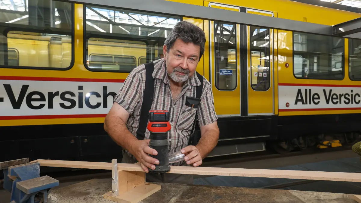 Joachim Ettlich aus Tamm arbeitet ehrenamtlich im Straßenbahnmuseum in Stuttgart. Er kümmert sich um die Holzarbeiten im Innenraum der alten Straßenbahnen.