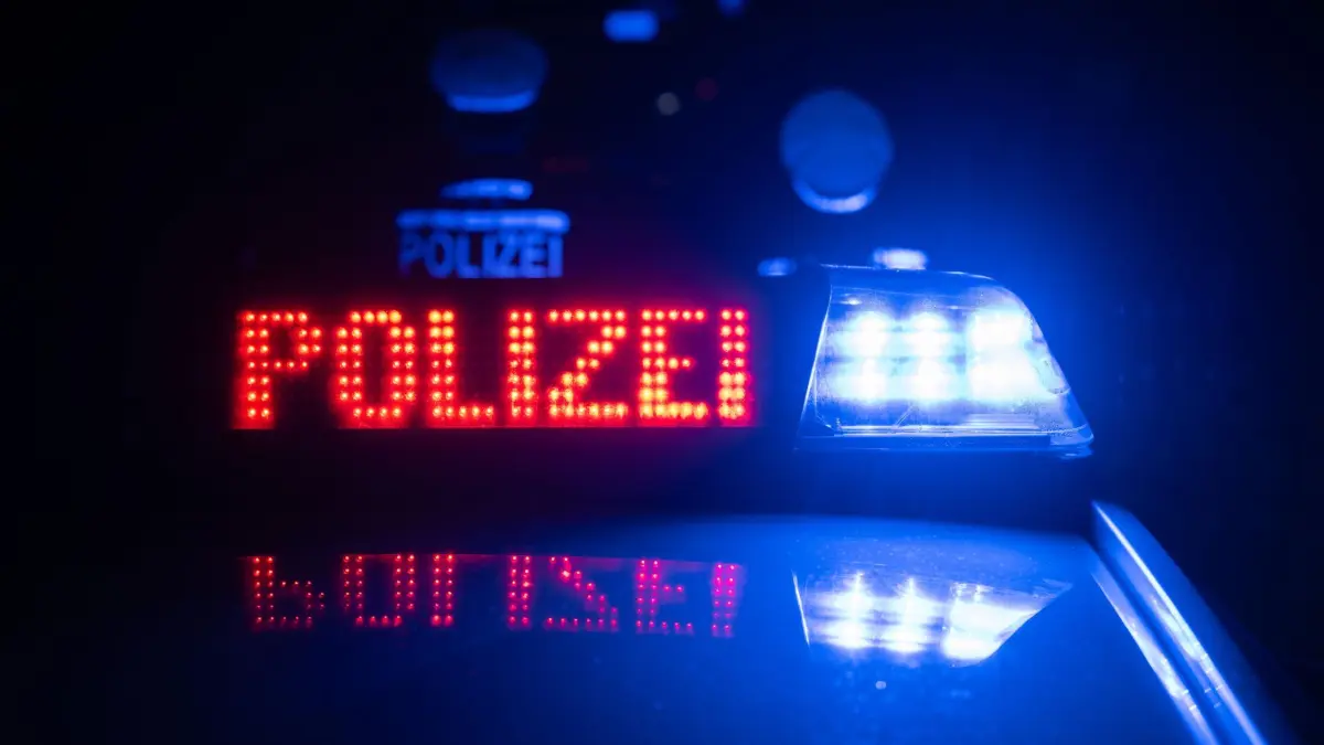 Illustration - Polizei: ILLUSTRATION - 30.11.2023, Baden-Württemberg, Stuttgart: Zwei Polizisten stehen im Rahmen eines Fototermins vor einem Polizeifahrzeug (gestellte Szene). (zu dpa: «Motorradfahrer kommt von Straße ab - schwer verletzt») Foto: Marijan Murat/dpa +++ dpa-Bildfunk +++