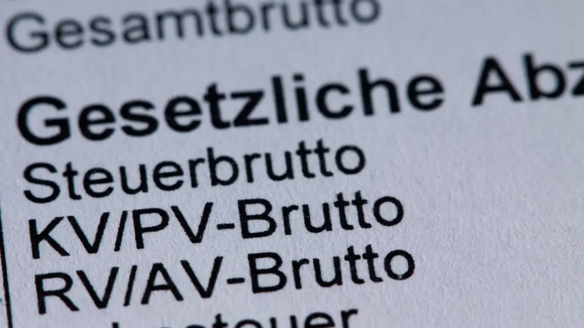Krankenkassen-Reform: Die Einträge zur Krankenversicherung sind am 26.03.2014 in Schwerin (Mecklenburg-Vorpommern) auf einer Gehaltsabrechnung zu sehen. (zu dpa: «Kranken- und Rentenversicherung wird für Gutverdiener teurer»)