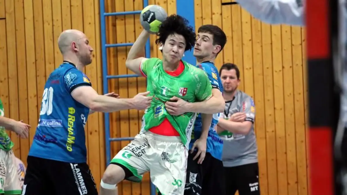 Handball, Verbandsliga, TSF Ditzingen, Quan Tran (Mi.) gegen Spvgg Mössingen