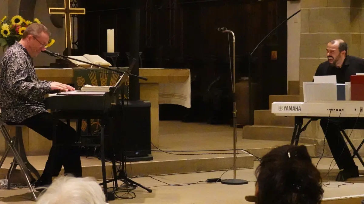 Der Leonberger Kirchenmusikdirektor Attila Kalmann und der "jazzende Pfarrer" Dennis Müller spielen am 26. September in der Versöhnungskirche Ramtel.