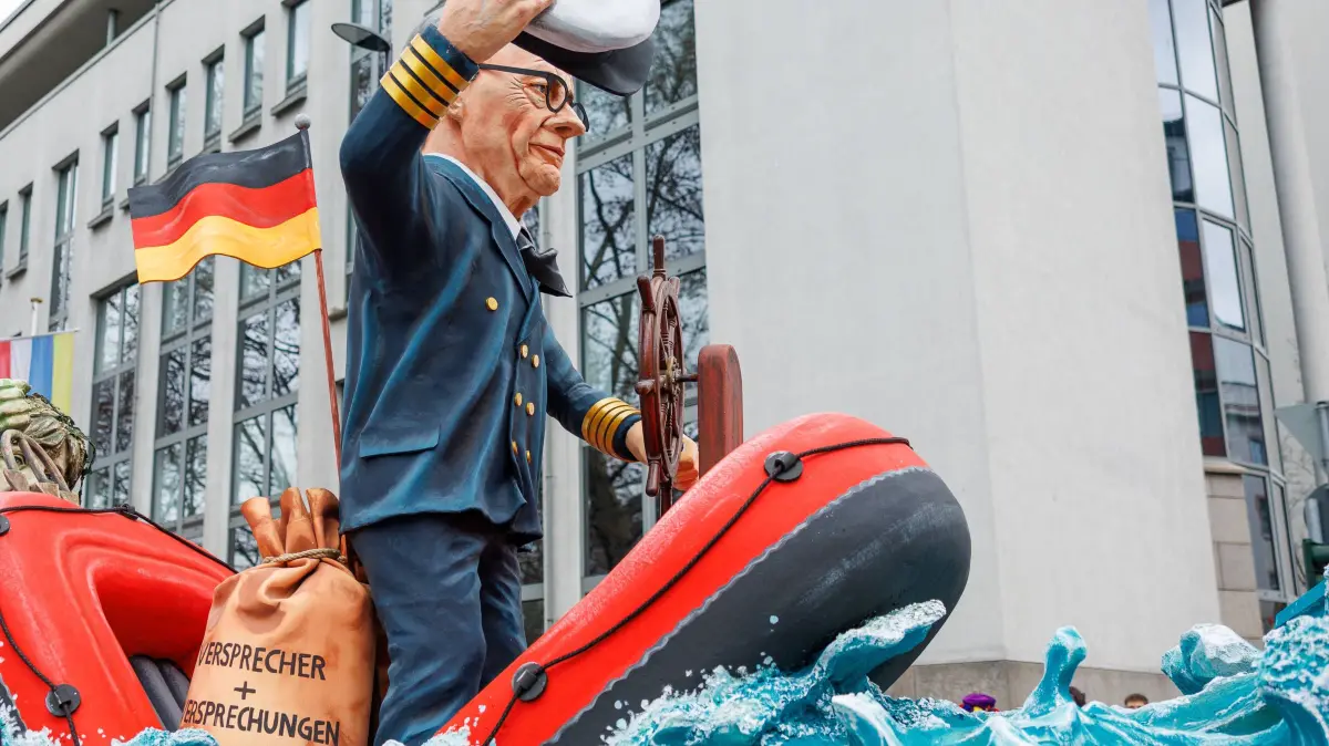 Bundeskanzler Friedrich Merz CDU als Schlauchboot-Kapitän (Motivwagen für den Rosenmontagsumzug 2026 in Mainz): "Fritze auf großer Fahrt: Der Kapitän in großer Not, es droht zu sinken, Fritzes Boot. Doch hat man sich, weils nur gekracht, in diese Lage selbst gebracht."