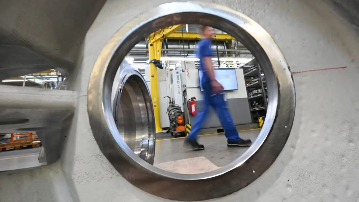 Maschinenbau: ARCHIV - 13.05.2024, Baden-Württemberg, Nürtingen: Werkzeugmaschinen werden in einer Werkhalle des Maschinenbauers Heller gefertigt. (zu dpa: «Arbeitgeberverband: Längeres Arbeiten darf kein Tabu sein») Foto: Bernd Weißbrod/dpa +++ dpa-Bildfunk +++