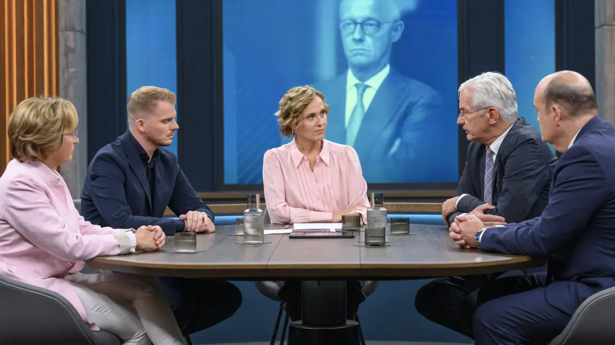im Bild v.l.: Beatrix von Storch, stellvertretende AfD-Fraktionsvorsitzende, Tim Klüssendorf, SPD-Generalsekretär, Caren Miosga, Mathias Middelberg, Mitglied im CDU-Präsidium, Robin Alexander, Journalist, Podcast Machtwechsel, GER, Berlin, Studio, zu Gast bei - Caren Miosga, Polittalk, TV, Format, Das Erste, aus Berlin Adlershof - am Studio 20, Thema: Nach den Wahlen in Berlin und Mecklenburg-Vorpommern, 20.09.2026, *** Pictured, from left: Beatrix von Storch, deputy chair of the AfD parliamentary group Tim Klüssendorf, SPD secretary-general Caren Miosga Mathias Middelberg, member of the CDU Executive Committee Robin Alexander, journalist for the podcast Machtwechsel, GER, Berlin, studio, guest on Caren Miosgas show, polit Copyright: HMBxMedia/UwexKoch