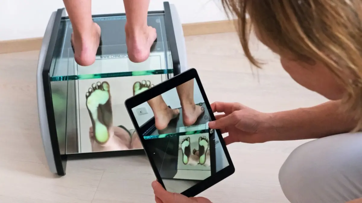 Haltungscheck für gesundes Stehen: Unsere Physiotherapeutin und Leiterin Prävention & Reha analysiert die individuelle Körperhaltung und leitet daraus gezielte Maßnahmen ab.
