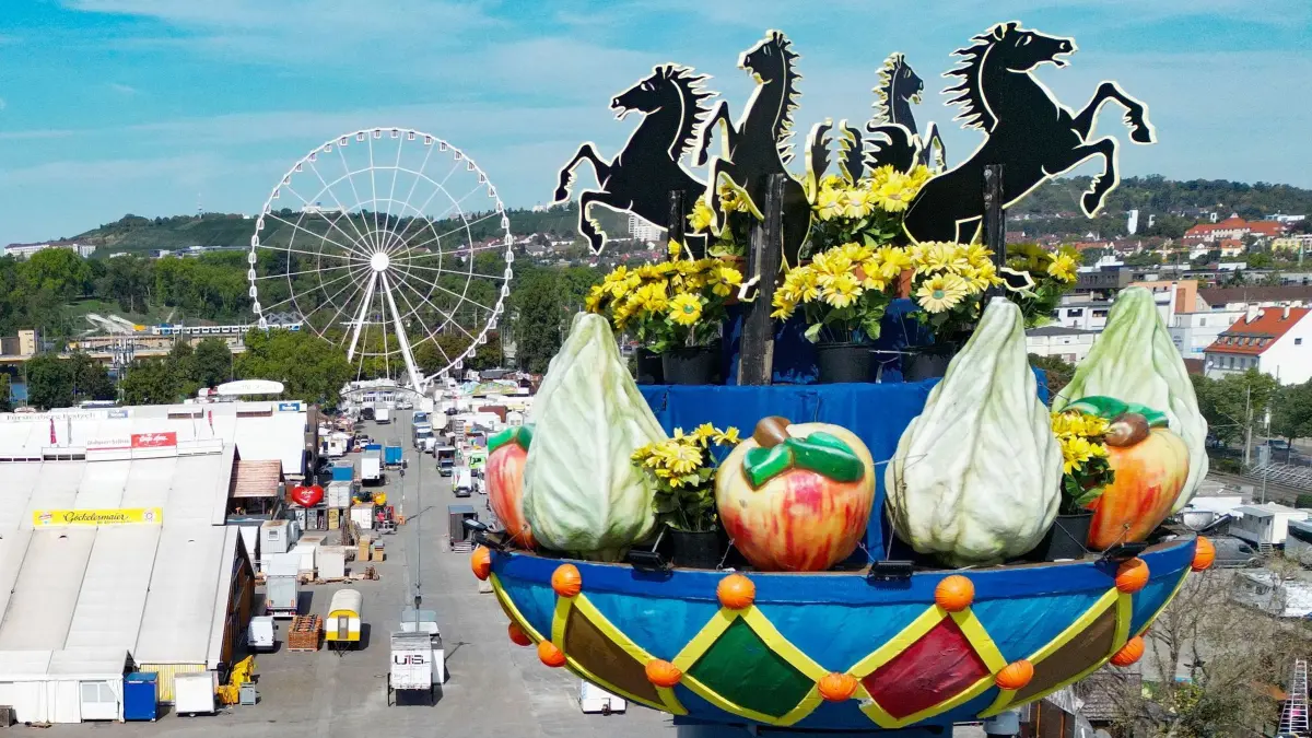 Vor dem 179. Cannstatter Volksfest: Die neue Fruchtsäule steht auf dem Festgelände Cannstatter Wasen neben Festzelten, die aufgebaut werden. Die Fruchtsäule ist ein Wahrzeichen des Festes, sie soll an die Ursprünge des Festes im 19. Jahrhundert erinnern. (zu dpa: «Los geht’s: Was man zum Cannstatter Volksfest wissen muss»)