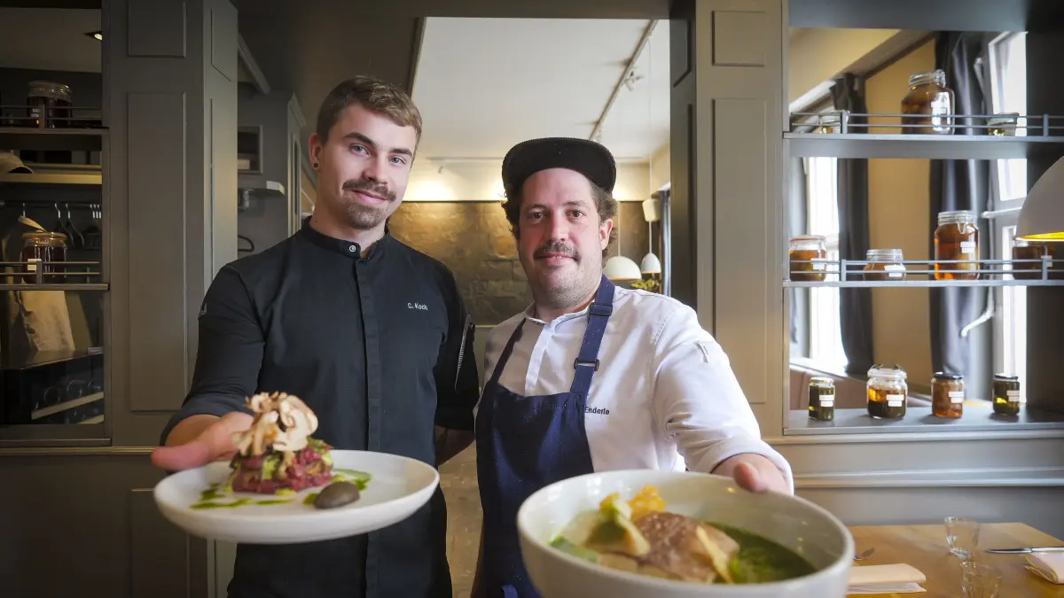 Ratskeller: Esslingen - #gastro Gastrotest in Esslingen Der Ratskeller am Hafenmarkt. Im Bild: Geschäftsführer Christian Koch (schwarzes Hemd) mit Beef Tartar mit Pilze, fermentierte Pilzcreme und Schnittlauch, und Philipp Enderle (weisses Hemd) mit Confierten Saibling mit Kohlrabi und Parmesan