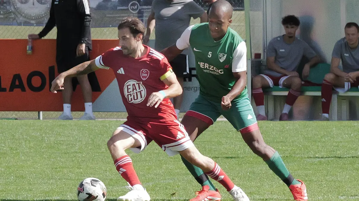 Fussball, Fußball, Kreisliga A1, TSV Rohr II - Türkspor Stuttgart: Fussball, Fußball, Kreisliga A1, TSV Rohr II - Türkspor Stuttgart
Nr.5 (R): Dorinel Eldrick Tchoukuegno - grün
Nr.10 (T): Ugur Capar - rot
Fotograf: Günter E. Bergmann - Photography
Aufnahmedatum: 20.09.2026