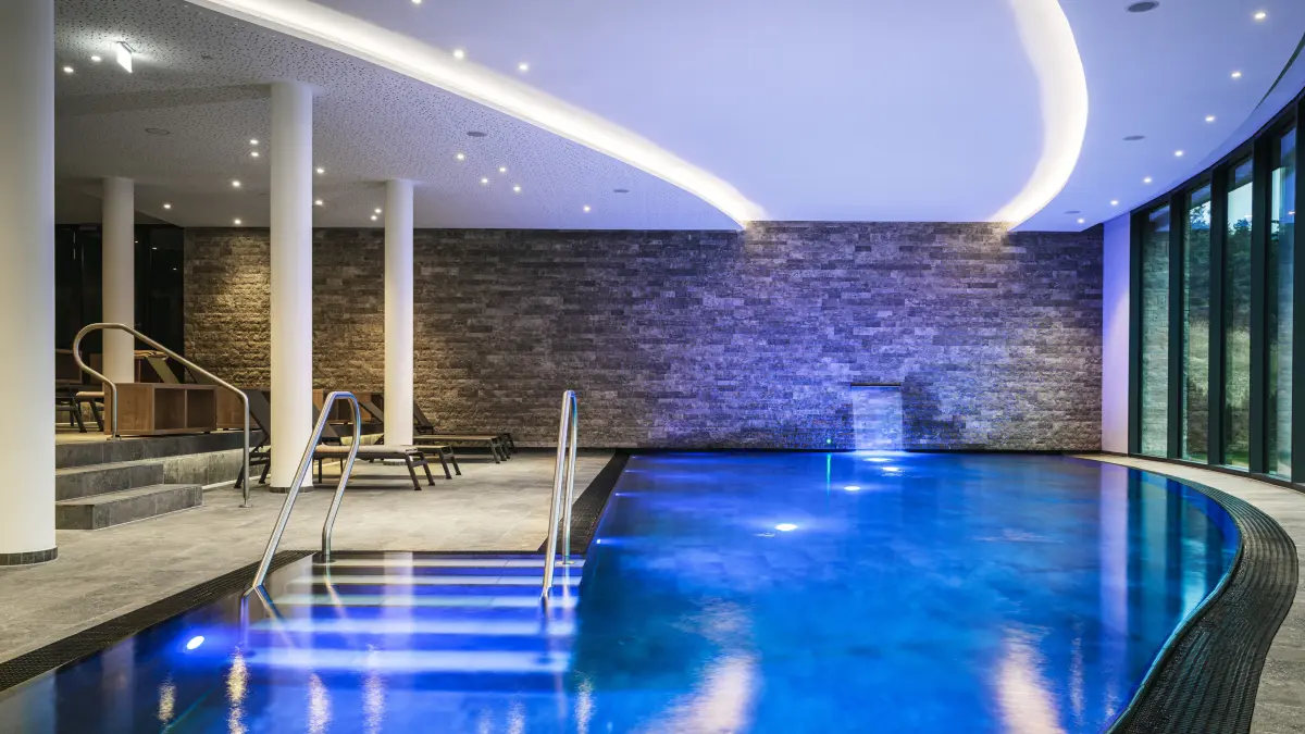 Morgens im Indoorpool schwimmen, dem Wasserfall lauschen und den Blick über den Alpsee schweifen lassen: So beginnt ein entspannter Tag.