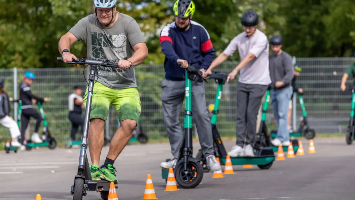 L L Verkerhsübungsplatz Asperg zu "E-Scooter-Safety-Personal" Ausbildung, Ausbilder Oliver Moschner-Schweder, Foto: Andreas Essig.