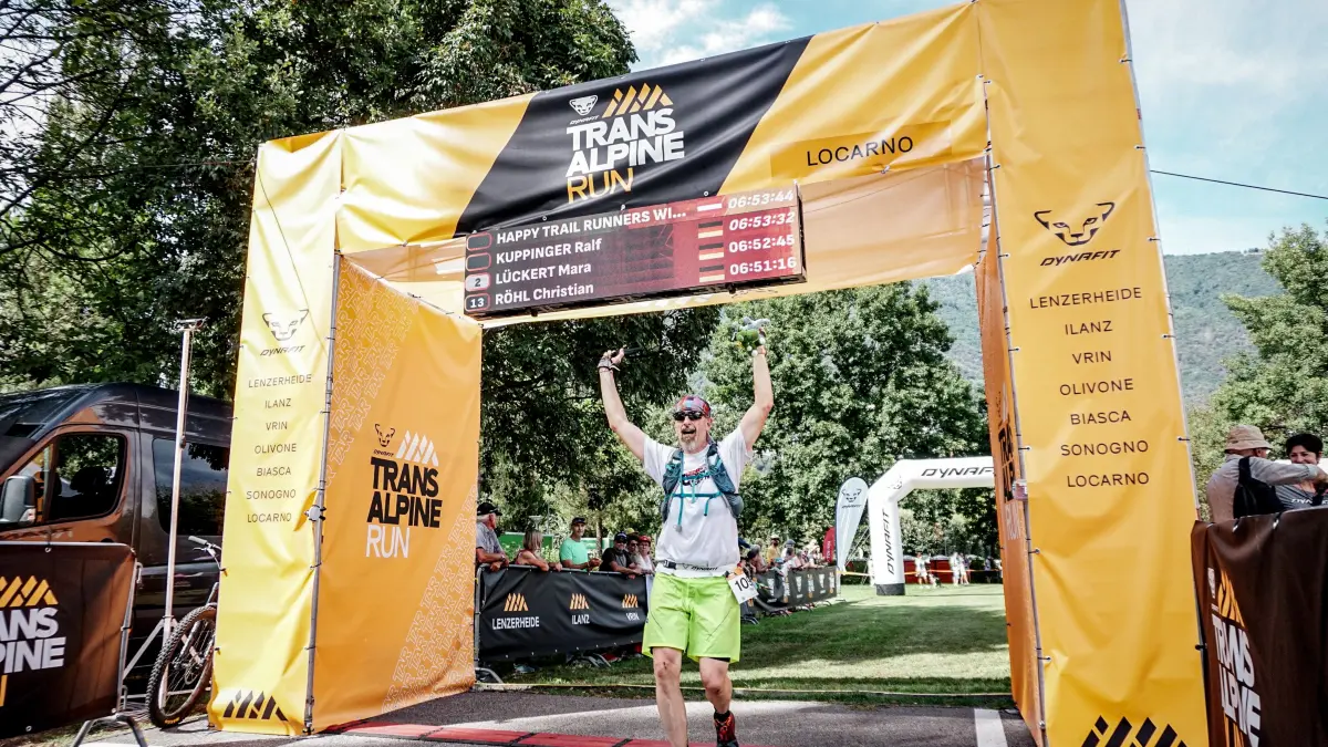 Ralf Kuppinger beim Zieleinlauf beim Trans Alpine Run
