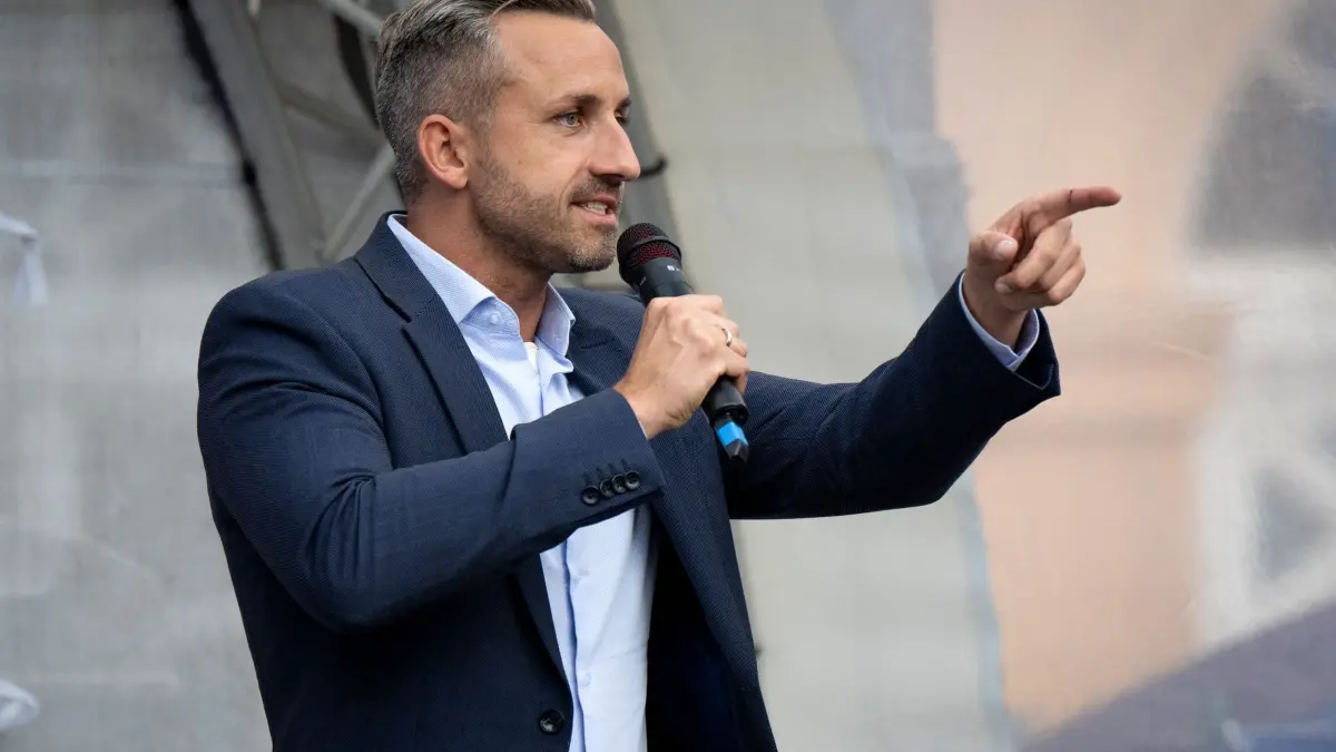 Landtagswahlkampf in Mecklenburg-Vorpommern - AfD: Ulrich Siegmund, AfD-Wahlsieger aus Sachsen-Anhalt, spricht bei einer Wahlkampfveranstaltung auf dem Schweriner Marktplatz. Die Landtagswahl in Mecklenburg-Vorpommern findet am Sonntag (20.09.2026) statt. (zu dpa: «AfD-Spitze nach Wahlsieg: «Blaue Welle nicht zu stoppen»»)