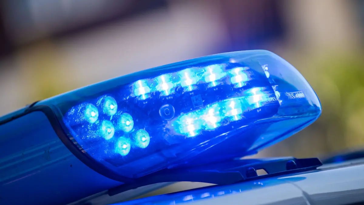 Lkw-Fahrer verunglückt tödlich: SYMBOLBILD - 11.08.2022, Niedersachsen, Vechta: Ein Blaulicht ist auf dem Dach eines Polizeifahrzeugs zu sehen. (zu dpa: «Lkw stürzt Böschung hinab - Fahrer stirbt, A45 gesperrt») Foto: Lino Mirgeler/dpa +++ dpa-Bildfunk +++