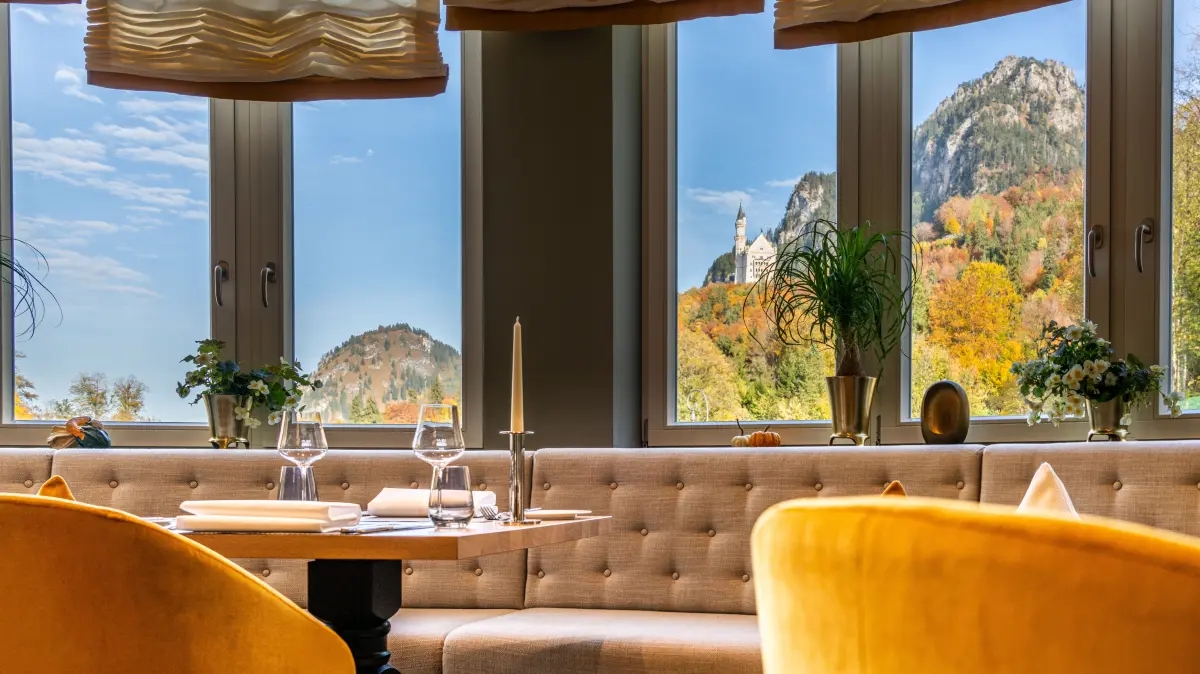 Im Restaurant Lisl beginnt der Tag mit einem genussvollen Frühstück und klingt bei einem Abendessen mit Blick auf Schloss Neuschwanstein stimmungsvoll aus.