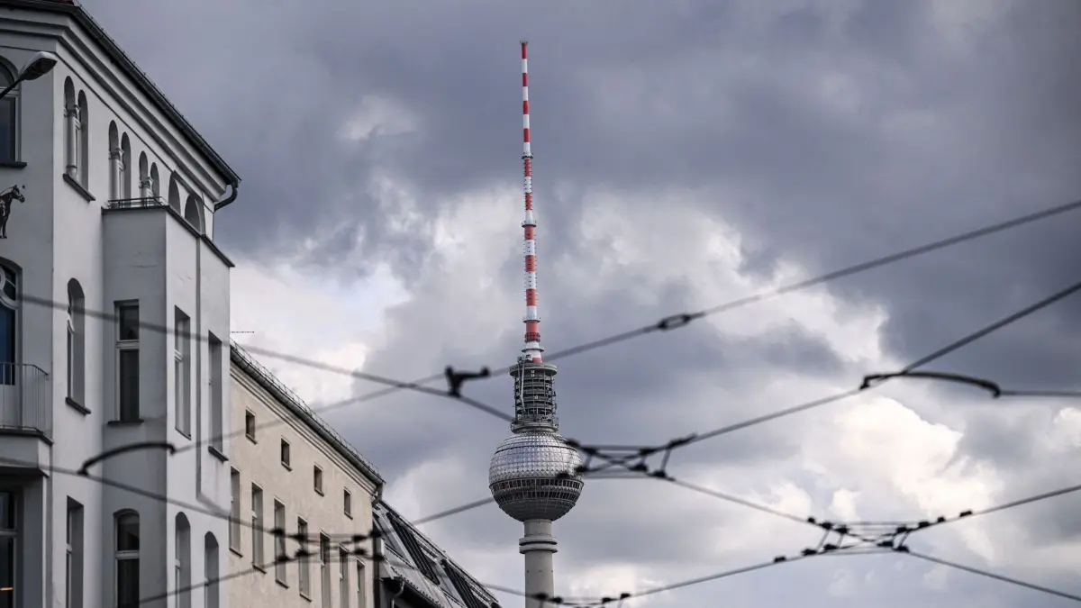 Wolken über Berlin: Dunkle Wolken sind am Himmel hinter dem Fernsehturm zu sehen. (zu dpa: «Wind und Regen in Berlin und Brandenburg»)