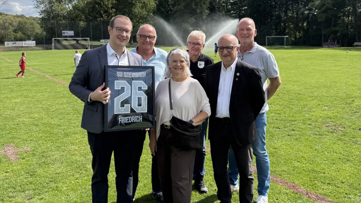 OB Maximilian Friedrich, Rolf Hettich, Sabine Kutteroff, Finanzvorstand Bernhard Heller, SV-Vorsitzender Volker Schwarze und Ortsvorsteher Andy Rupp (v. l.).