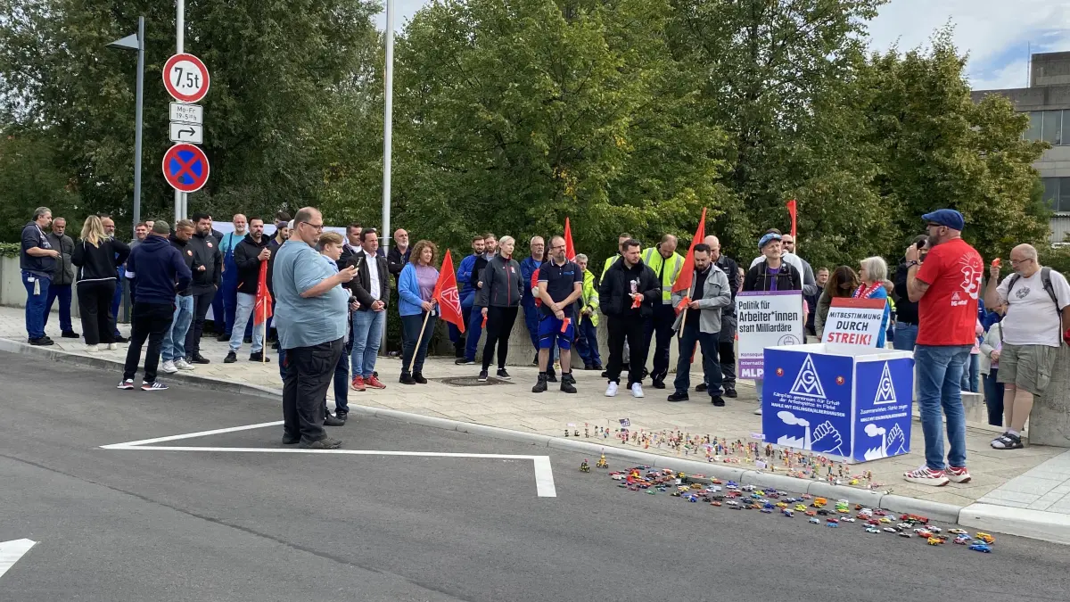 Kundgebung der IG Metall bei der Eislinger Stadthalle, am Werkseingang von Mahle