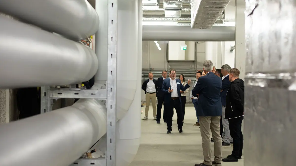 Die städtische it.schule und Gebäude der Dekra sollen künftig mit Abwärme aus einem Rechenzentrum versorgt werden. Es ist der Startschuss für ein Wärmenetz im Synergiepark Stuttgart. : Wärmenetz Synargie Park Vaihingen.