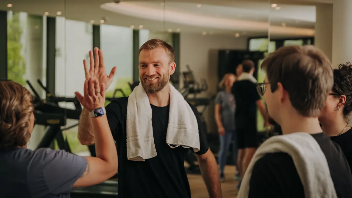 Das wöchentlich wechselnde Aktivprogramm reicht von Workouts und Yoga über Cocktail-Workshops bis hin zu Schlossführungen.