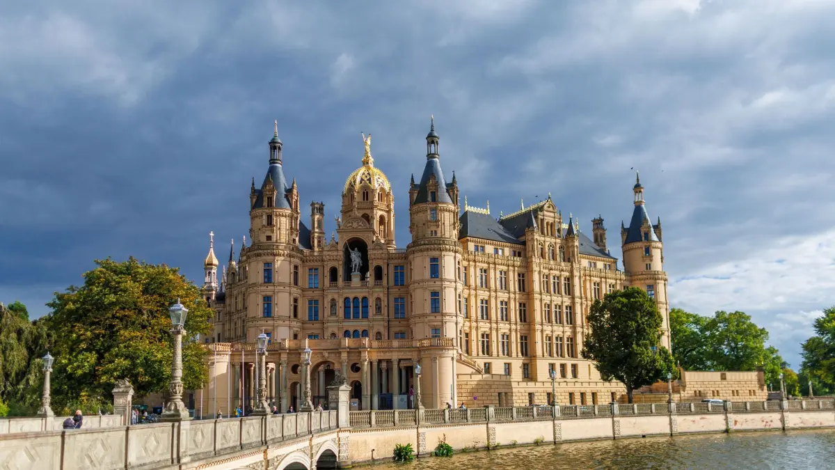Vor der Landtagswahl von Mecklenburg-Vorpommern: Der Landtagssitz von Mecklenburg-Vorpommern im Schweriner Schloss. (zu dpa: «So geht es nach der Landtagswahl in MV weiter»)