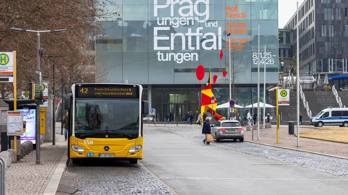 Stadtbus nach dem Verdi-Streik, Stuttgart, 03.02.2026 Ein Stadtbus der Linie 42 steht am Tag nach dem Verdi-Streik an der Haltestelle Schlossplatz vor dem Kunstmuseum Stuttgart. Nach dem Streik nimmt der öffentliche Nahverkehr wieder den Betrieb auf. Stuttgart Oberer Schlossgarten Baden-Württemberg Deutschland *** City bus after the Verdi strike, Stuttgart, 03 02 2026 A city bus of line 42 stands at the Schlossplatz stop in front of the Kunstmuseum Stuttgart the day after the Verdi strike After the strike, public transport resumes operations Stuttgart Oberer Schlossgarten Baden Württemberg Germany 20260203-286A8199-M4000