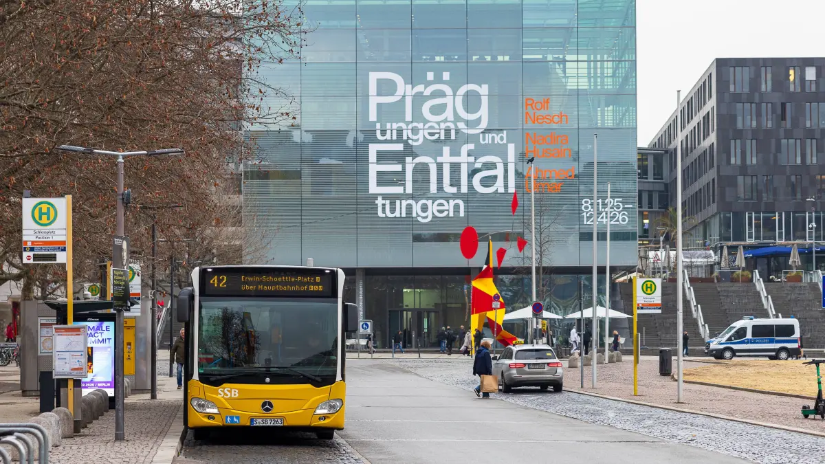 Stadtbus nach dem Verdi-Streik, Stuttgart, 03.02.2026 Ein Stadtbus der Linie 42 steht am Tag nach dem Verdi-Streik an der Haltestelle Schlossplatz vor dem Kunstmuseum Stuttgart. Nach dem Streik nimmt der öffentliche Nahverkehr wieder den Betrieb auf. Stuttgart Oberer Schlossgarten Baden-Württemberg Deutschland *** City bus after the Verdi strike, Stuttgart, 03 02 2026 A city bus of line 42 stands at the Schlossplatz stop in front of the Kunstmuseum Stuttgart the day after the Verdi strike After the strike, public transport resumes operations Stuttgart Oberer Schlossgarten Baden Württemberg Germany 20260203-286A8199-M4000