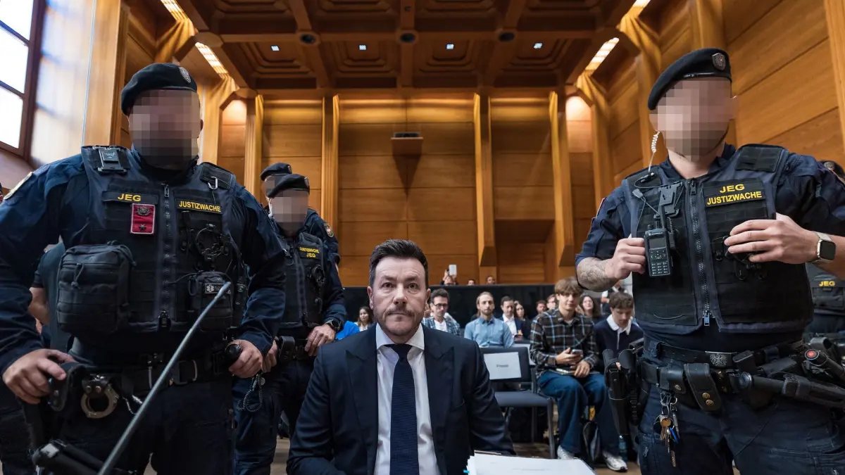 Verfahren gegen Benko wird teilweise neu verhandelt: Der Angeklagte Rene Benko, Gründer des Immobilien- und Handelsimperiums Signa, sitzt während der Wiederaufnahme des Prozesses gegen ihn wegen des Vorwurfs der betrügerischen Insolvenz im Zusammenhang mit einer Mietvorauszahlung im Landesgericht in Innsbruck. (zu dpa: «Bilder des Tages»)