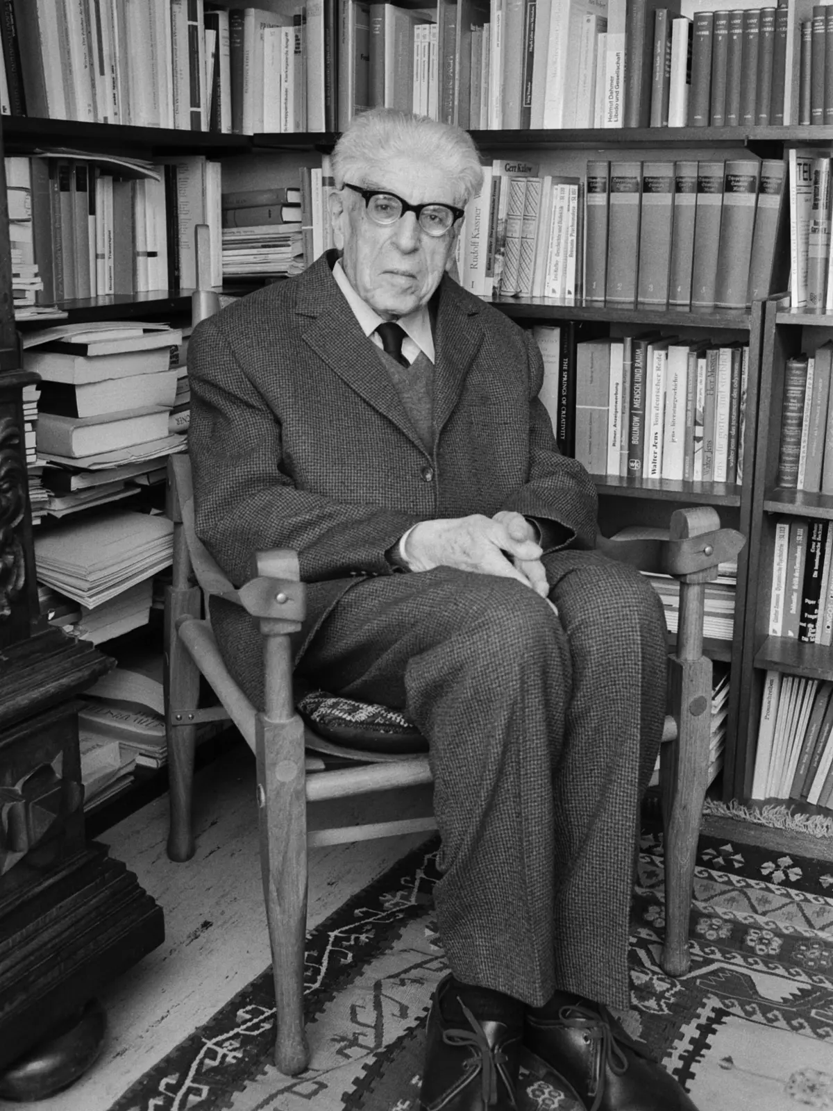 Ernst Bloch, sitzend vor seiner Bücherwand in Tübingen, aufgenommen im November 1973.