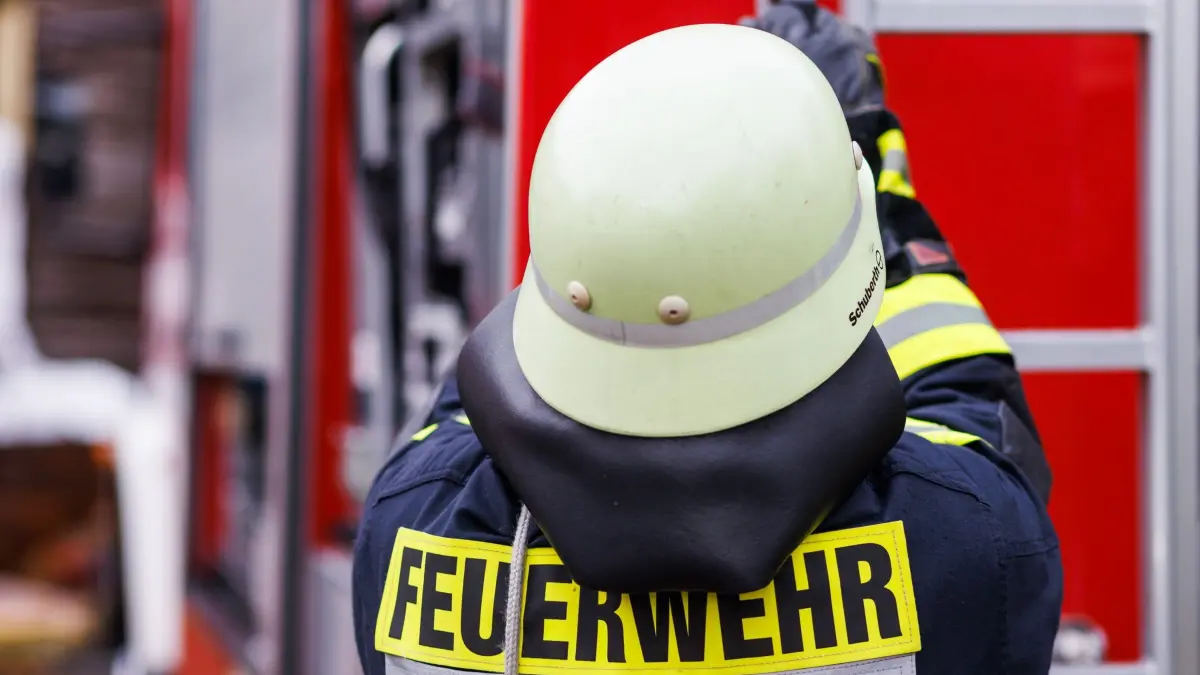 Feuerwehreinsatz in Horst: ARCHIV - 05.11.2022, Rheinland-Pfalz, Staufen: Ein Feuerwehrmann holt während einer Einsatzübung einer Freiwilligen Feuerwehr eine Leiter vom Dach eines Einsatzfahrzeugs. (zu dpa: «Akku eines E-Scooters entfacht Wohnungsbrand») Foto: Philipp von Ditfurth/dpa +++ dpa-Bildfunk +++